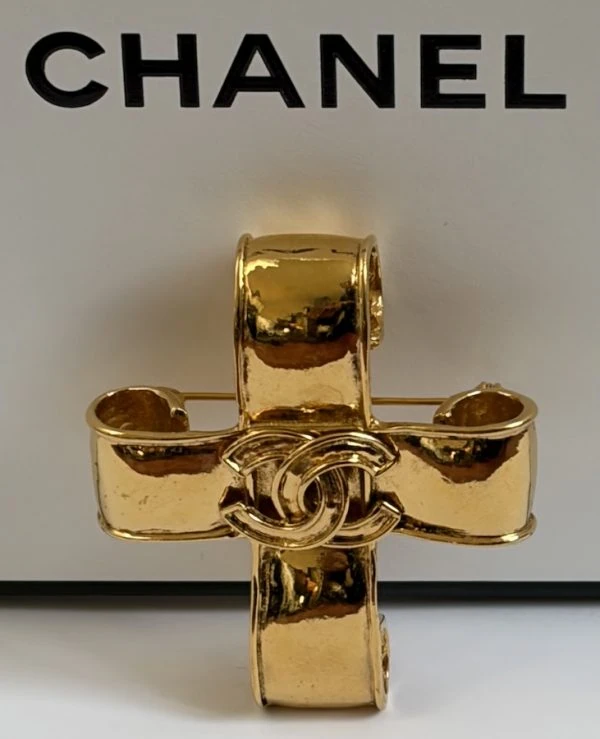 CHANEL ヴィンテージブローチ　クロスデザイン　CCマーク CHANEL Vintage CC Logo Large Gold Tone Cross Brooch & Pendant 1994
