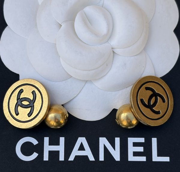 chanel vintage cc logo round disk gold and black cufflinks unisex 1994