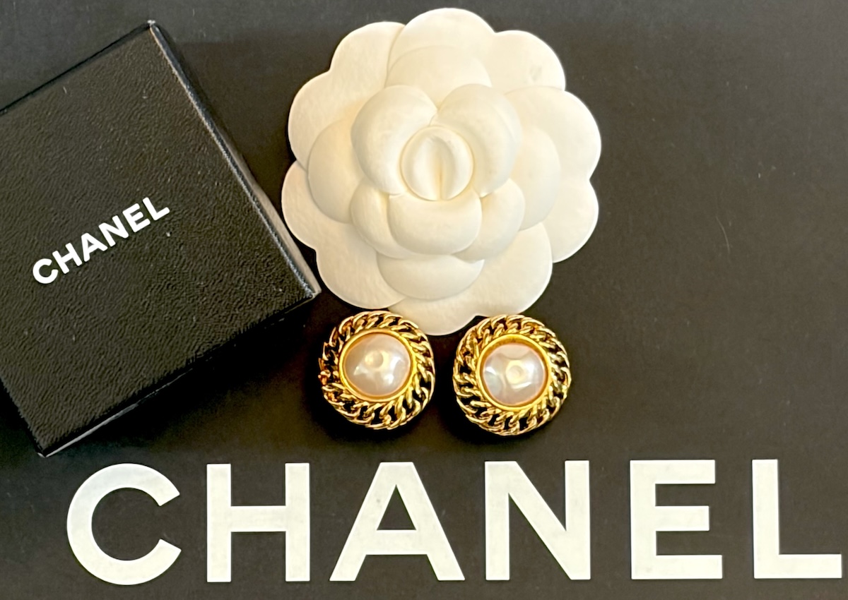 1980s chanel vintage pearl rope chain 24k gold tone clip on earrings w/box