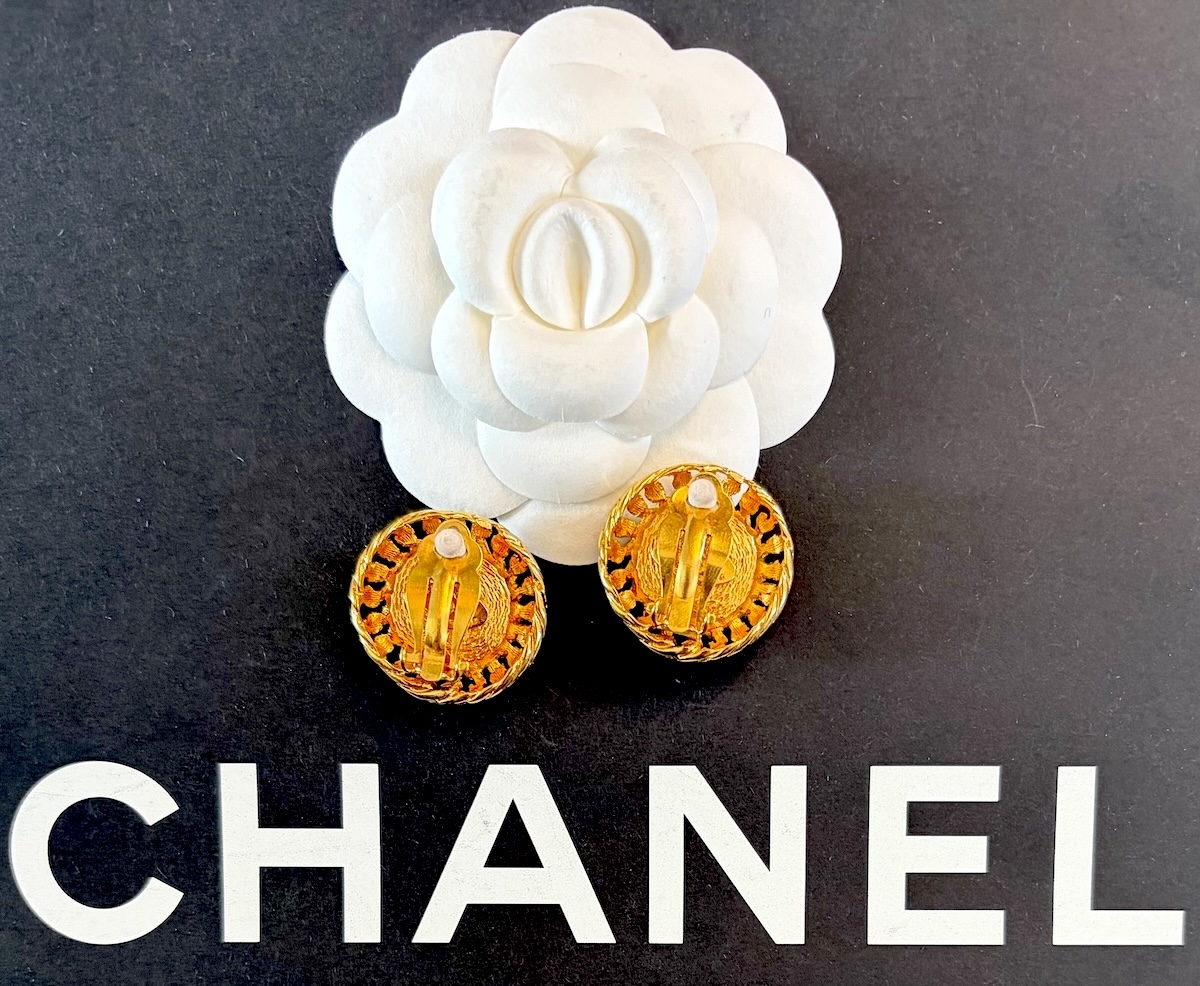 1980s chanel vintage pearl rope chain 24k gold tone clip on earrings w/box