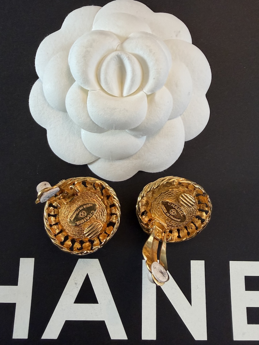 1980s chanel vintage pearl rope chain 24k gold tone clip on earrings w/box