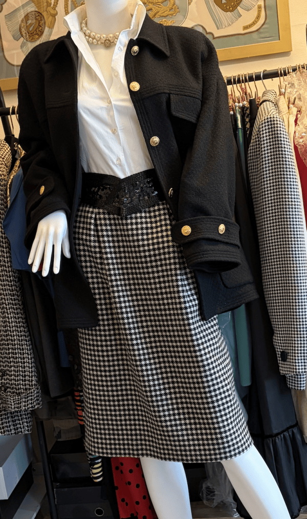 chanel fall/winter 95 classic black loose tweed jacket vintage gold cc logo jewel buttons