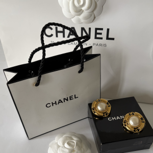 chanel vintage cc logo 24k gold tone pearl earrings collection 29 autumn/winter 1992