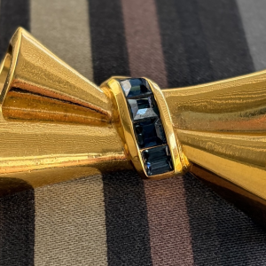 lanvin vintage art deco gold tone ribbon bow brooch blue sapphire cut crystals c.1980s
