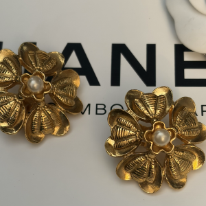 1984 chanel vintage large 24k gold tone bees pearl earrings collection 23 w/box