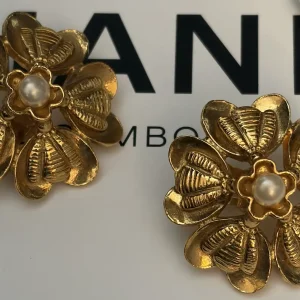 1984 chanel vintage large 24k gold tone bees floral pearl earrings collection 23 w/box