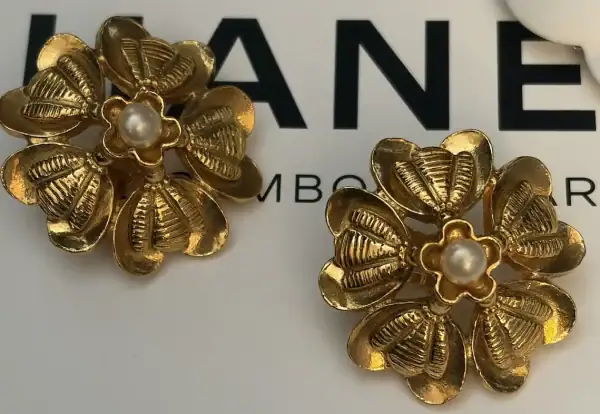 1984 chanel vintage large 24k gold tone bees floral pearl earrings collection 23 w/box