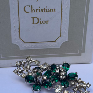 christian dior by mitchel maer 1952 floral brooch rhodium emerald crystals w/plaque